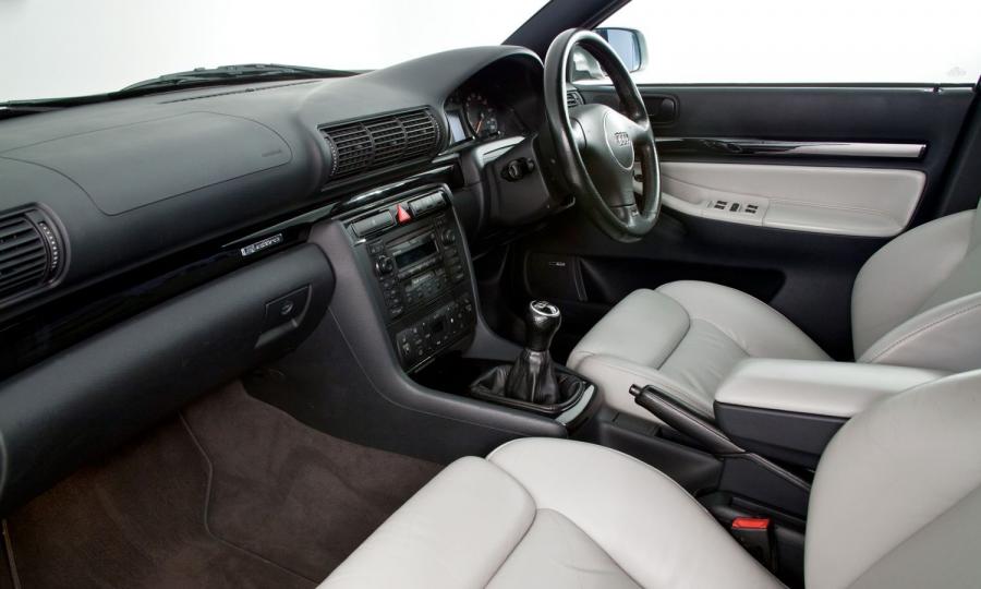 Торпедо Audi RS4 Avant (B5, 8D) 2000 года  (UK) (фото 12 из 40)
